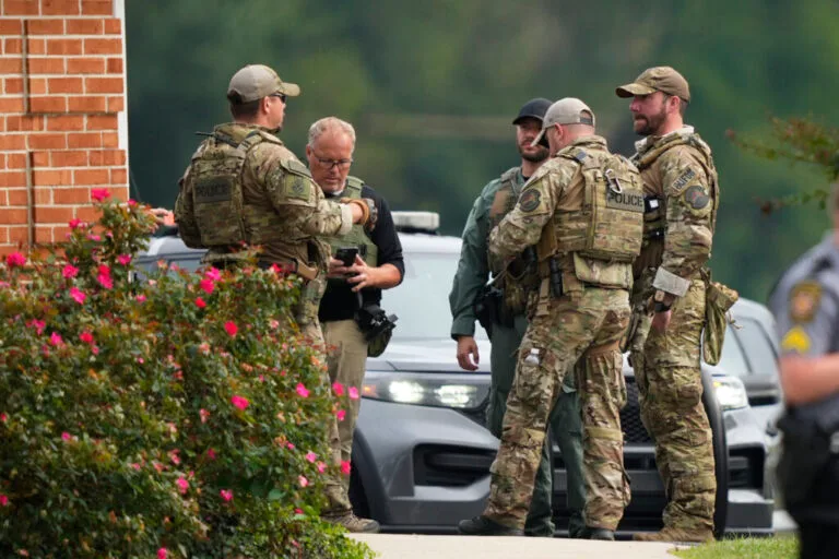 Louisiana police searching for 2 escaped prisoners after 4 slipped through fence